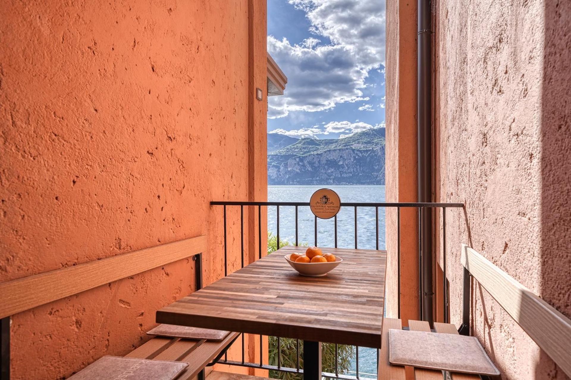 City Central Apartment Romantic Lakefront Balcony - Malcesine - Porto Vecchio 11 ภายนอก รูปภาพ
