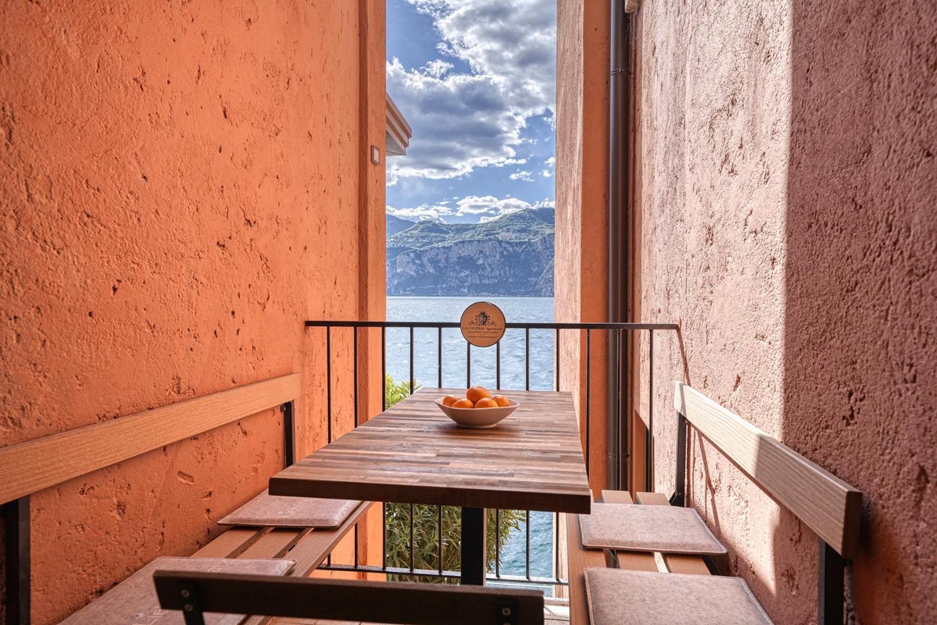 City Central Apartment Romantic Lakefront Balcony - Malcesine - Porto Vecchio 11 ภายนอก รูปภาพ